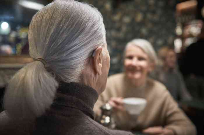Duas mulheres a conversar num café enquanto bebem café