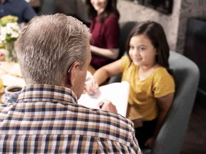 Avô a ajudar a neta a fazer os trabalhos da escola