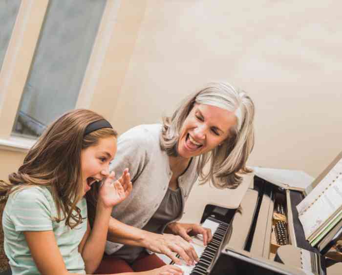 senhora a tocar piano com criança